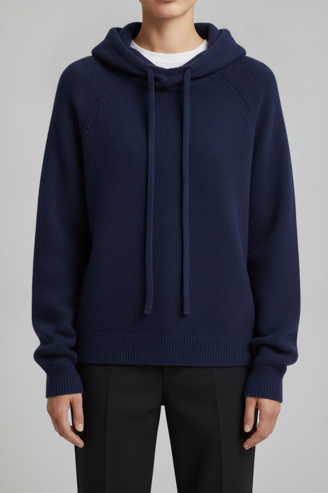 Mely – Kapuzenpullover Damen in blau – am Model getragen