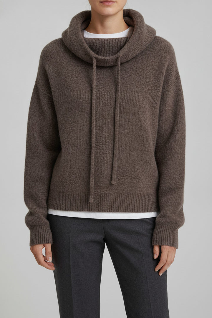 Mely – Kapuzenpullover Damen in braun – am Model getragen
