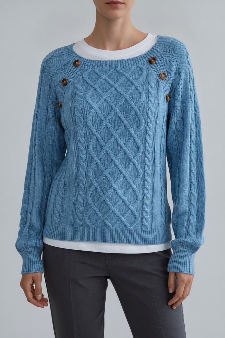 Gem – Pullover Damen in blau – am Model getragen