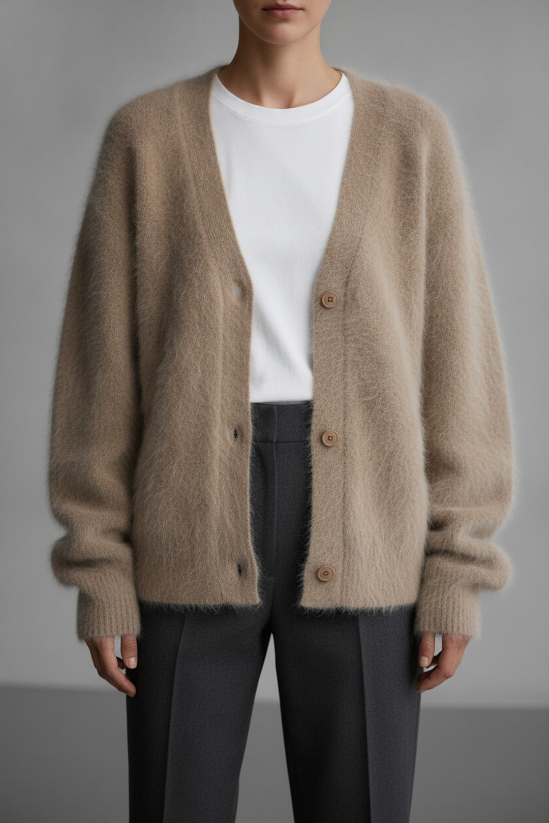 Nie – Strickjacken Damen in wüstenbeige – am Model getragen