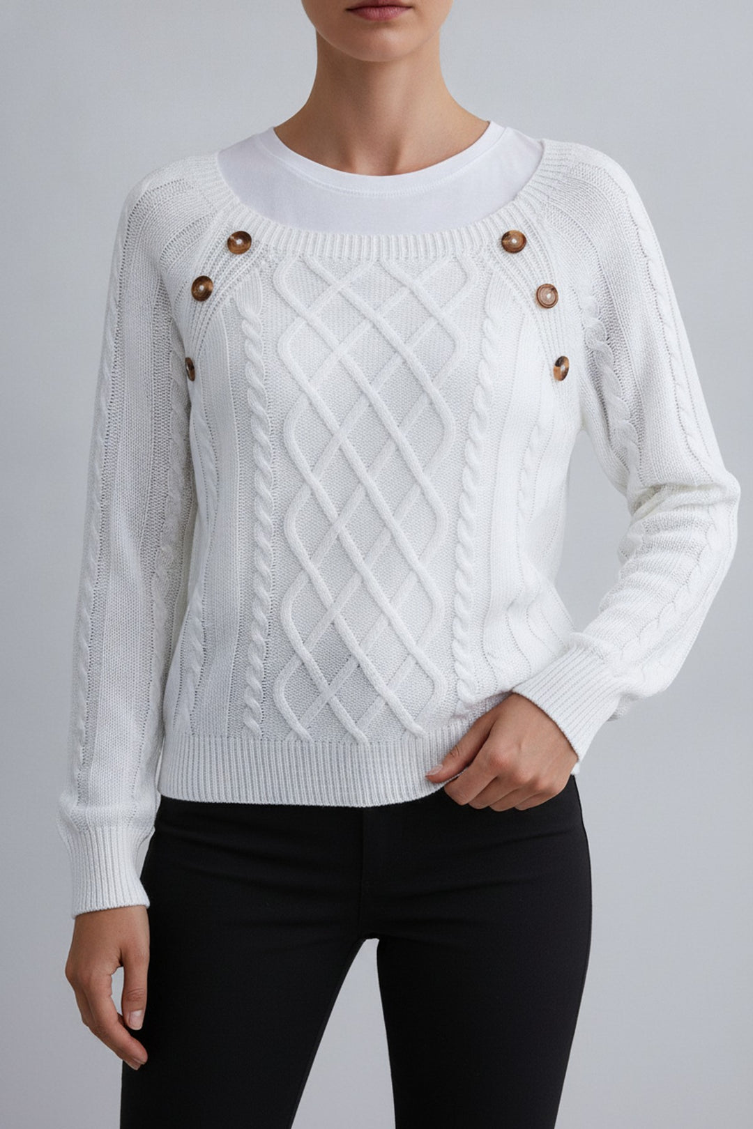 Gem – Pullover Damen in weiss – am Model getragen