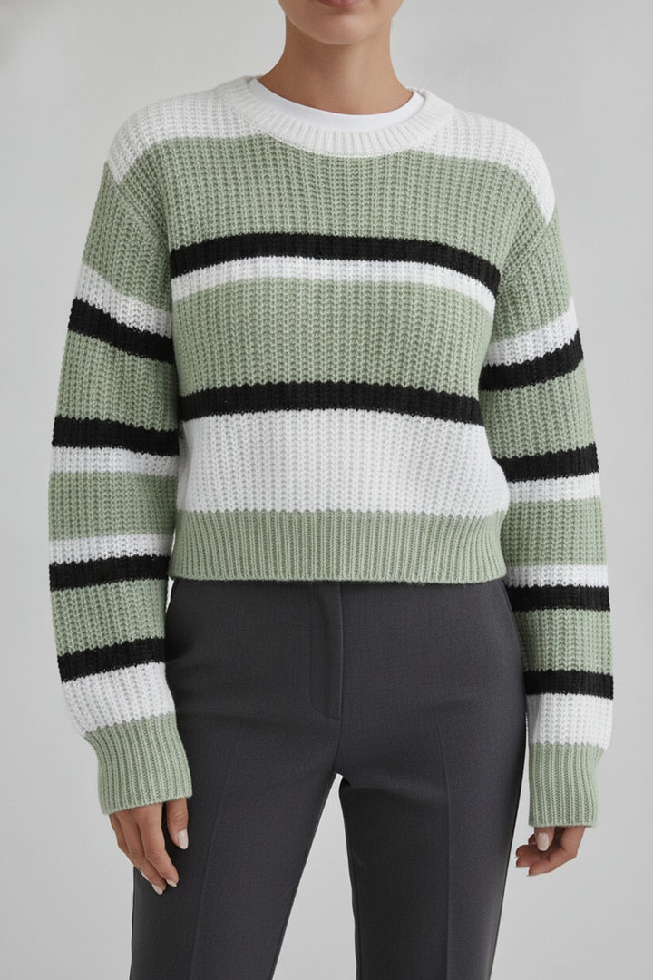 Ami – Pullover Damen in grün – am Model getragen