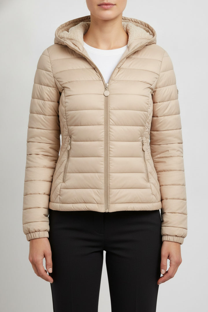 Kaja – Steppjacken Damen in beige – am Model getragen