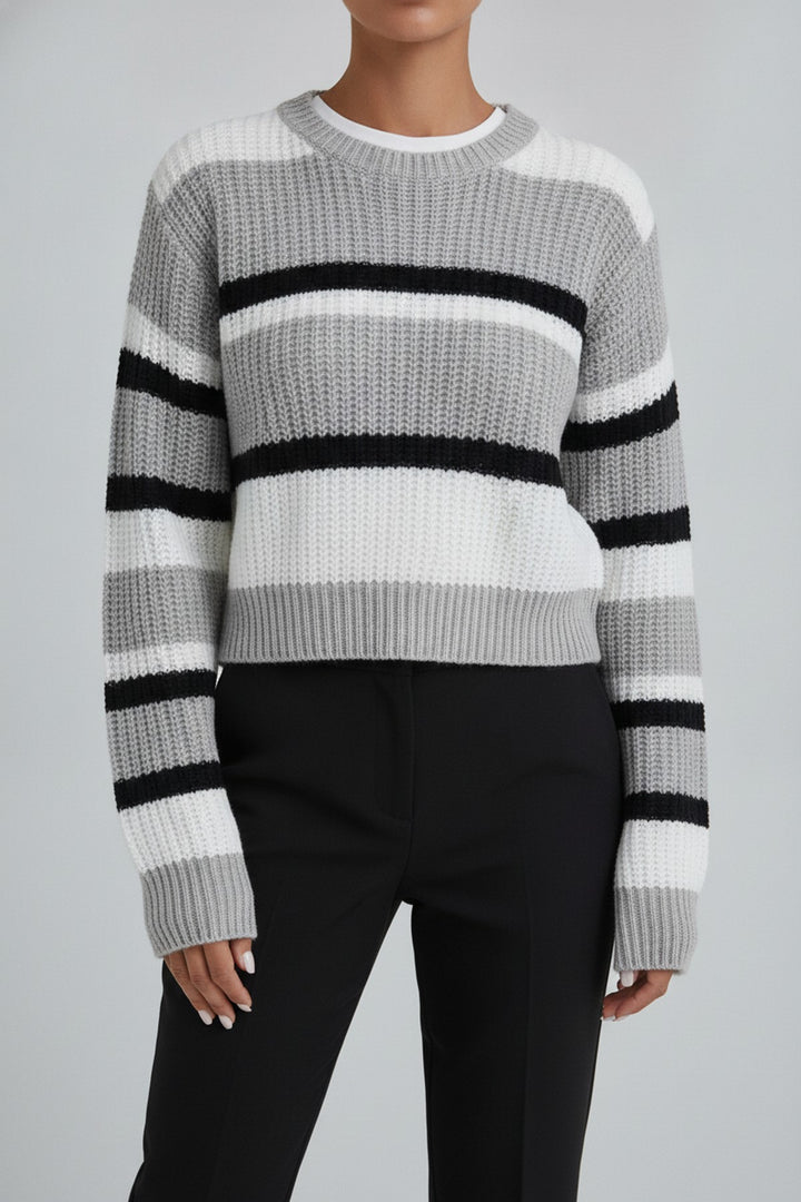 Ami – Pullover Damen in grau – am Model getragen