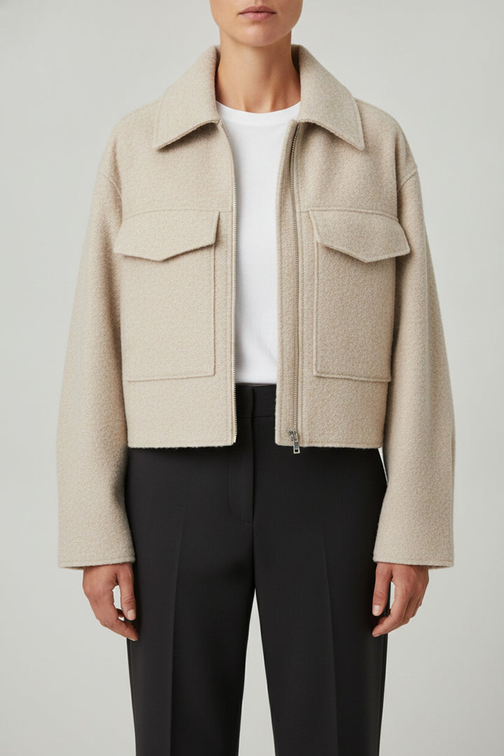 Mei – Kurze Jacken Damen in beige – am Model getragen