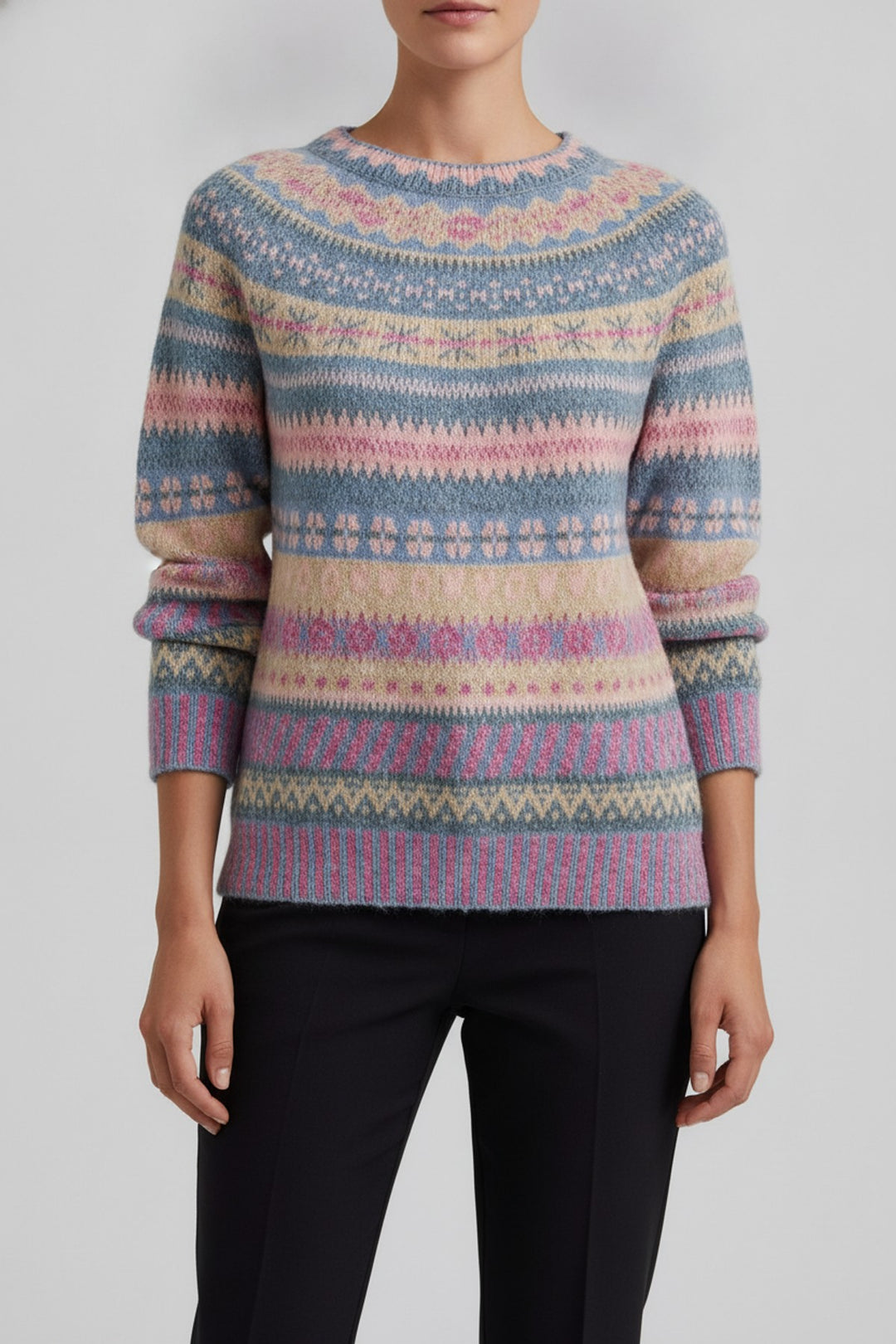 Elma – Pullover Damen in blau – am Model getragen