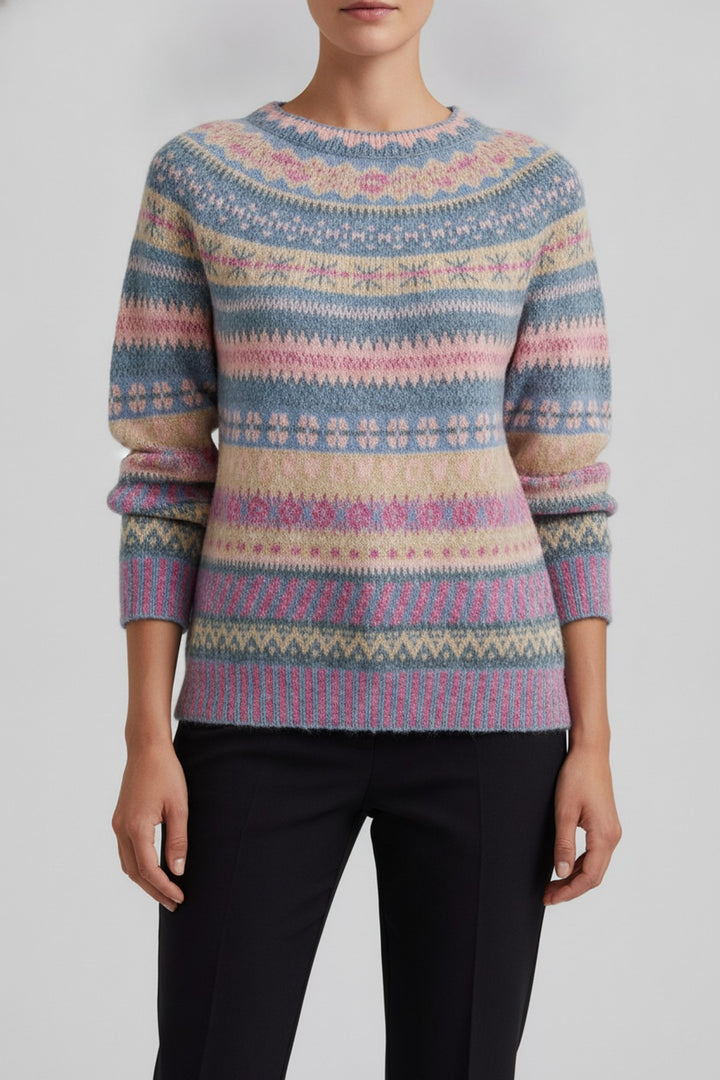 Elma – Pullover Damen in blau – am Model getragen