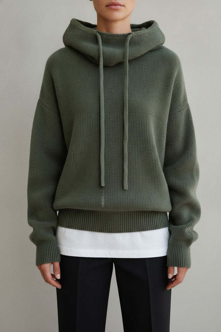 Mely – Kapuzenpullover Damen in grün – am Model getragen