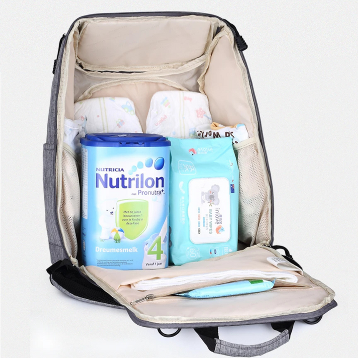 geoeffneter rucksack mit babyflaschen und windeln im hauptfach