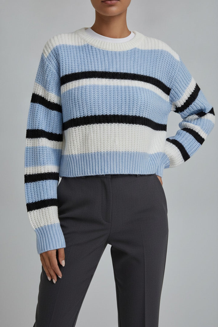 Ami – Pullover Damen in blau – am Model getragen