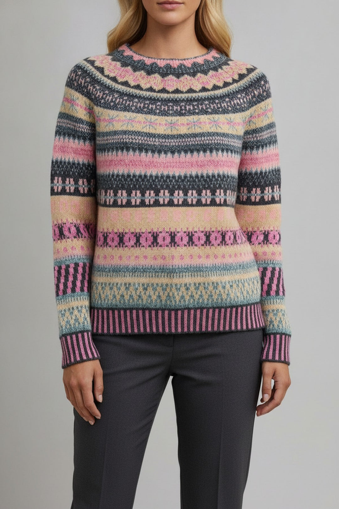 Elma – Pullover Damen in grau – am Model getragen