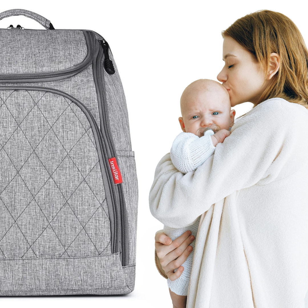 mutter mit baby und grauem wickelrucksack