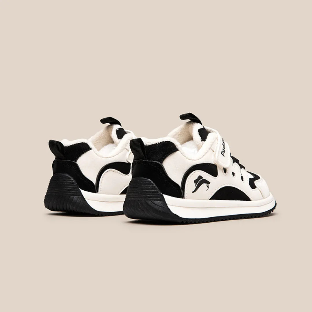 Rückansicht schwarz-weiße Kinder Sneaker