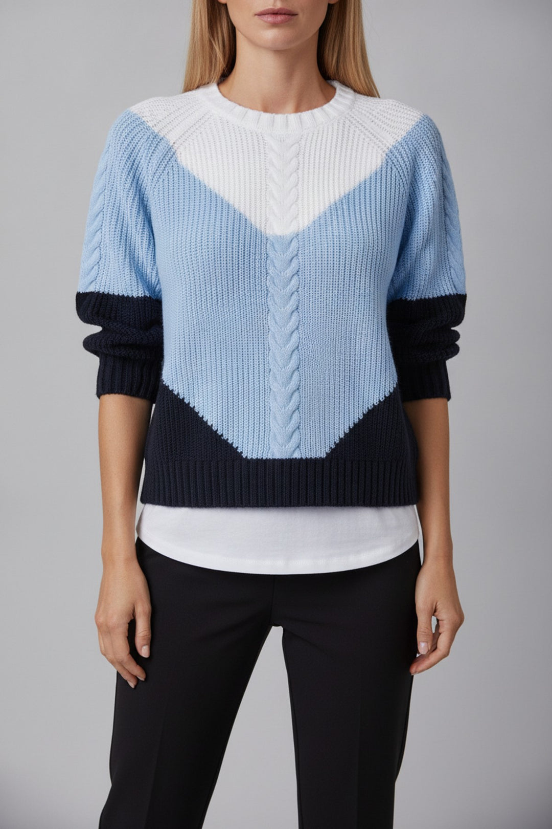 Hes – Pullover Damen in blau – am Model getragen