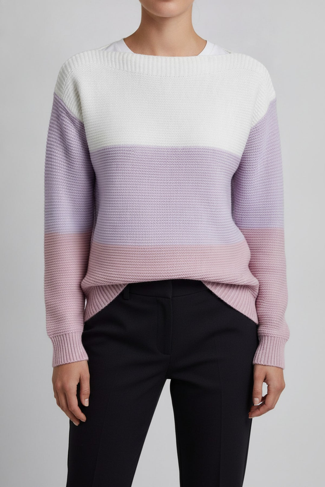 Leni – Pullover Damen in lavendel – am Model getragen