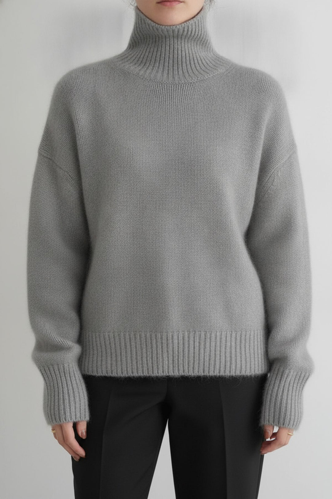 Ebi – Rollkragenpullover Damen in grau – am Model getragen
