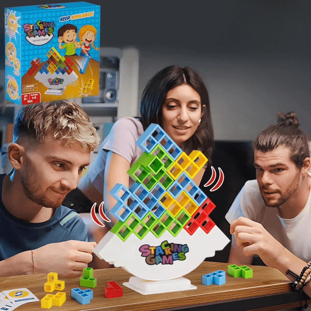 Drei Freunde vor der Spielebox tüfteln am besten Gleichgewicht für die bunten Blöcke