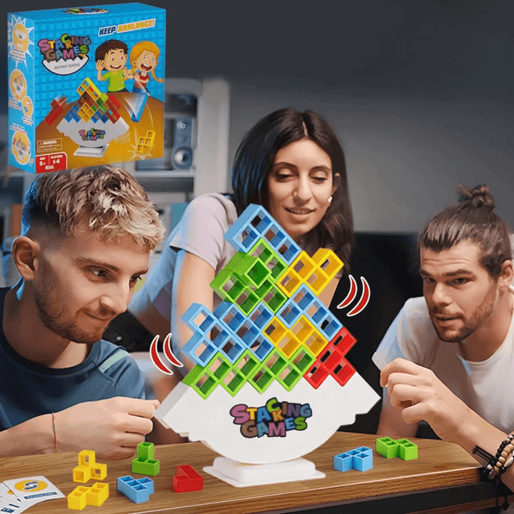 Drei Freunde vor der Spielebox tüfteln am besten Gleichgewicht für die bunten Blöcke