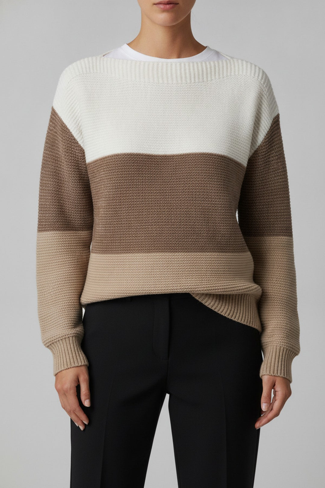 Leni – Pullover Damen in braun – am Model getragen