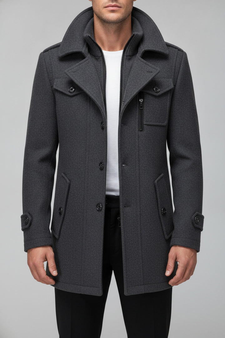 Tom – Dufflecoats Herren in grau – am Model getragen