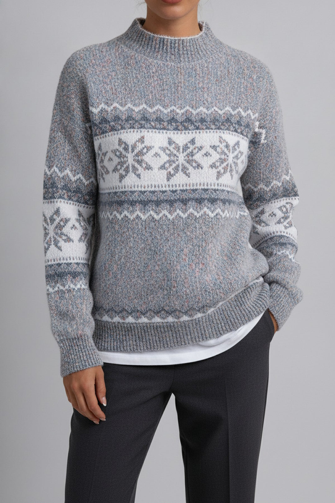 Nia – Pullover Damen in grau – am Model getragen