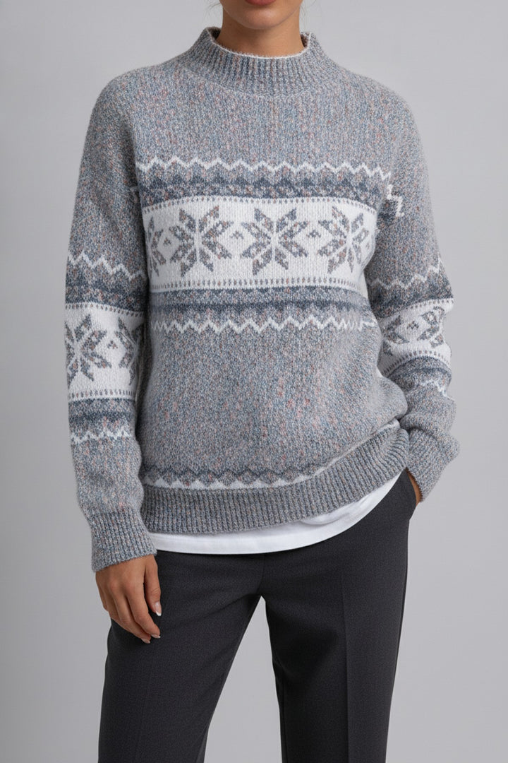 Nia – Pullover Damen in grau – am Model getragen