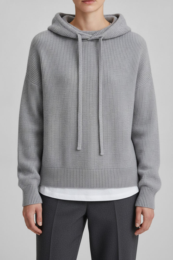 Mely – Kapuzenpullover Damen in grau – am Model getragen