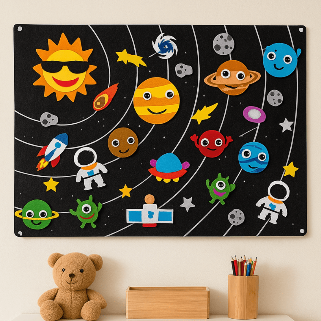 Dunkles Weltraum-Feltboard mit Planeten- und Raketen-Patches im Kinderzimmer
