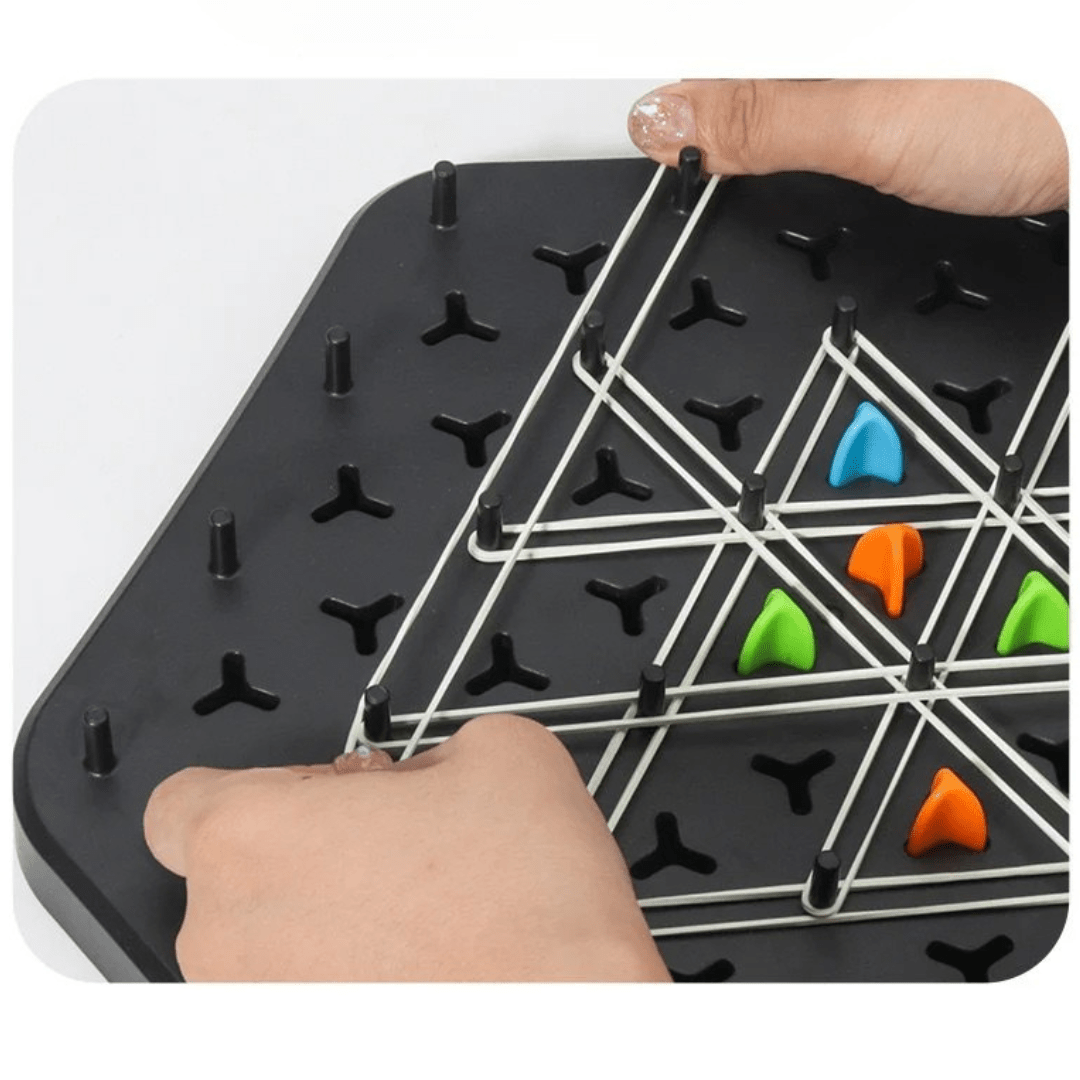 Schrägansicht zeigt Sternmuster aus gespannten Gummis und leuchtende Spielfiguren im Hexagon
das Feld - Luftfreiheit