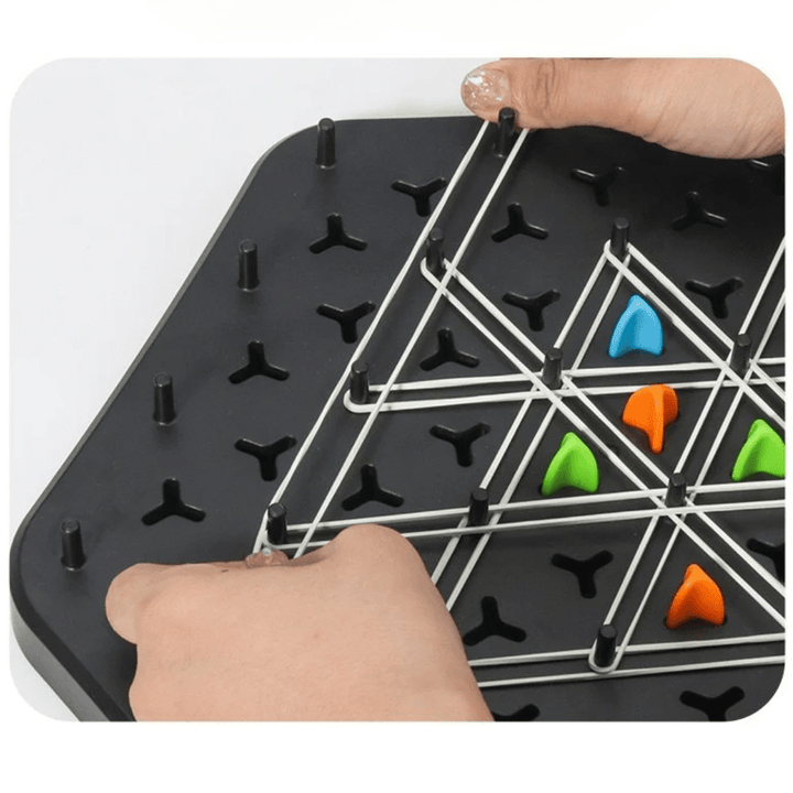 Schrägansicht zeigt Sternmuster aus gespannten Gummis und leuchtende Spielfiguren im Hexagon
das Feld - Luftfreiheit