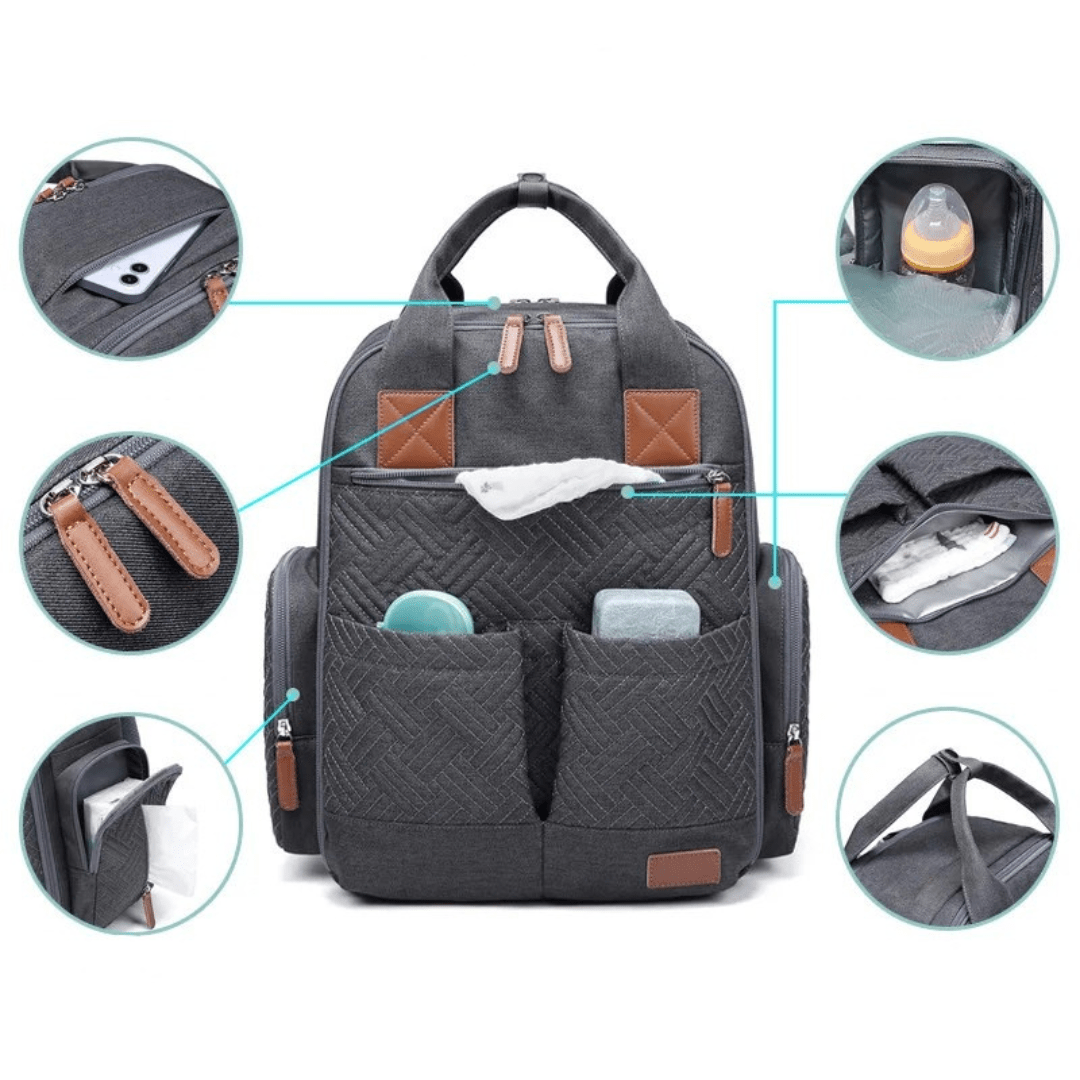 mama haelt baby und geoeffneten wickelrucksack