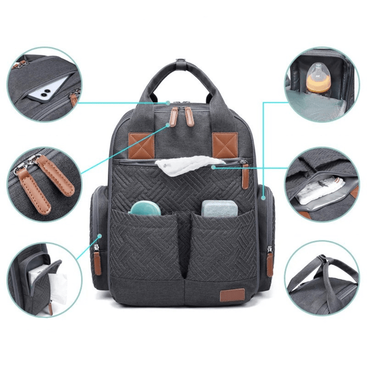 mama haelt baby und geoeffneten wickelrucksack