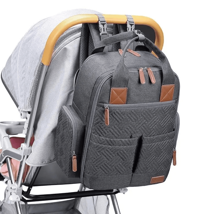 detailaufnahme innenfaecher und zubehoer des wickelrucksacks