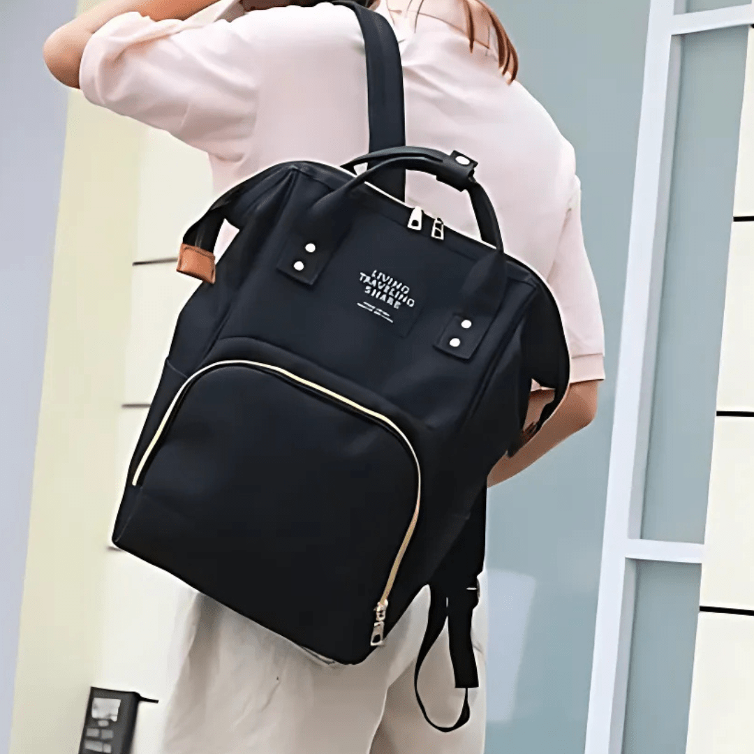 frau traegt schwarzen wickelrucksack emily
