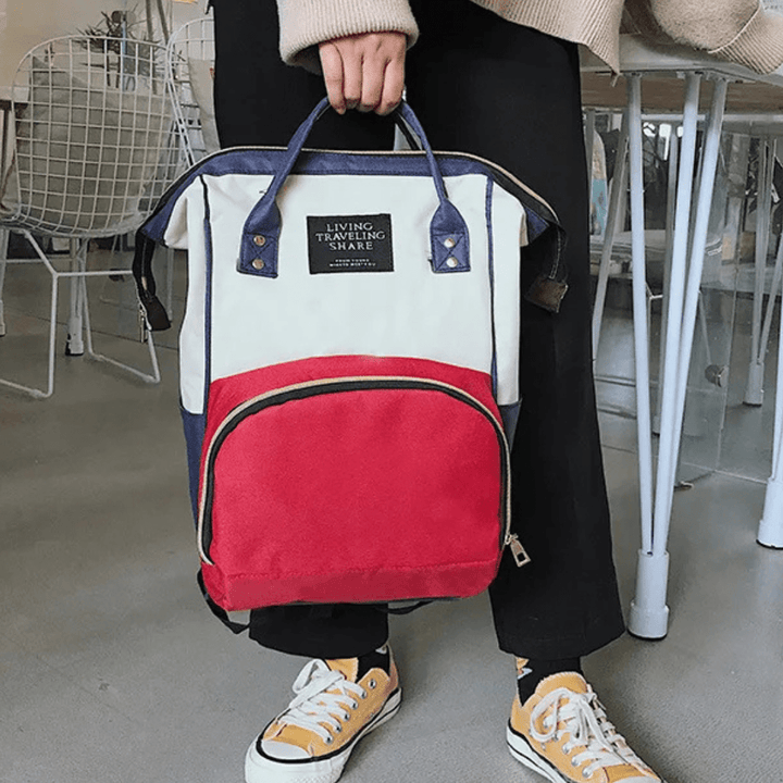 mom traegt rot blaues emily modell