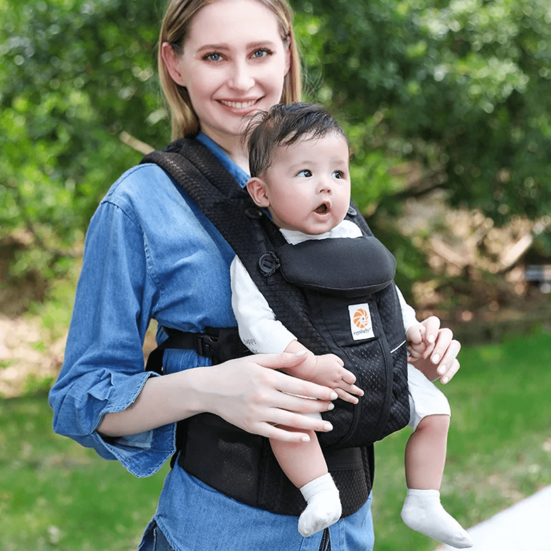  Eltern mit der ErgoKids 5 Babytrage