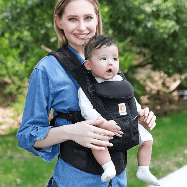  Eltern mit der ErgoKids 5 Babytrage
