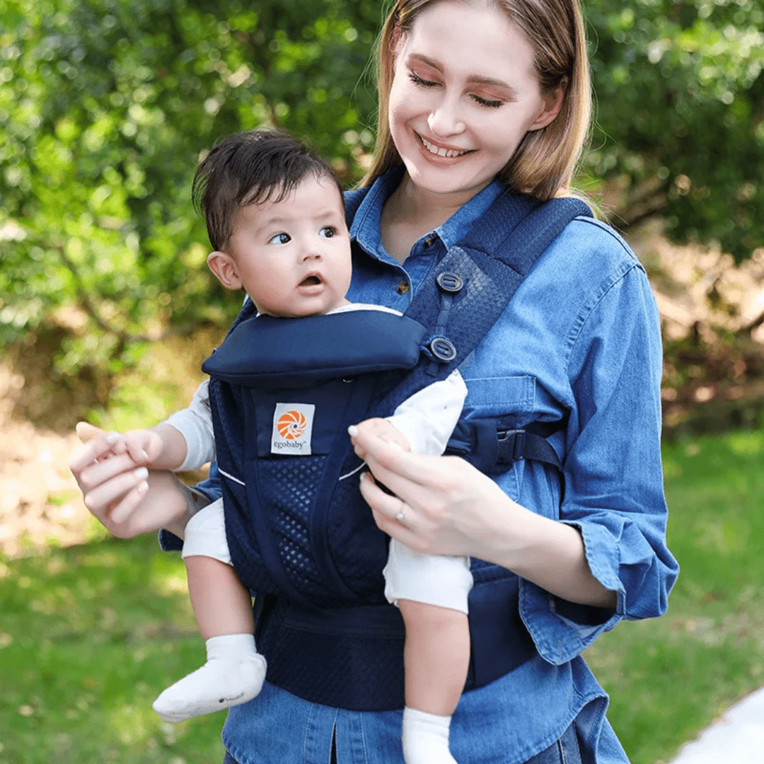 Familienfoto: Eltern mit zwei Farben der ErgoKids 5 Babytrage