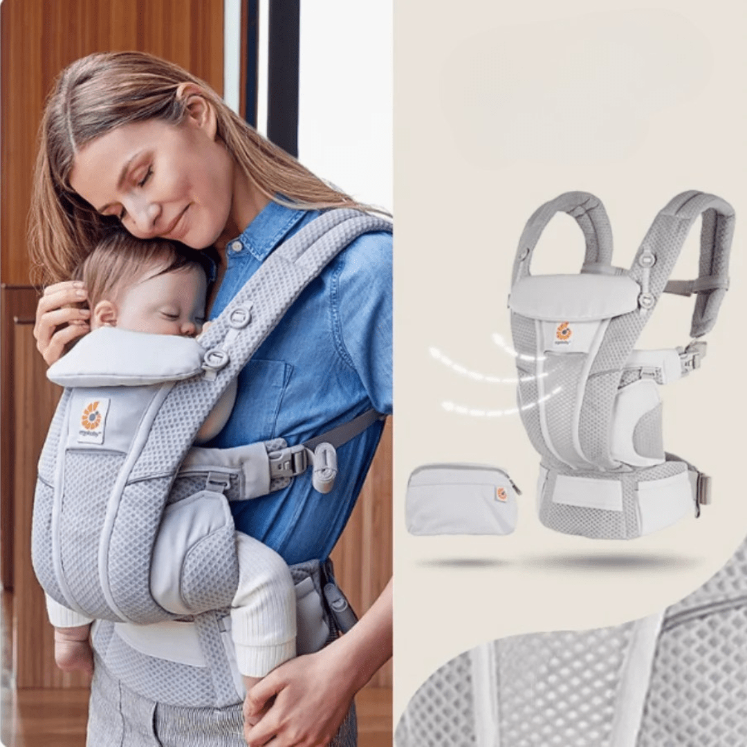 Mutter trägt Baby in hellgrauer ErgoKids 5 Trage (Outdoor)