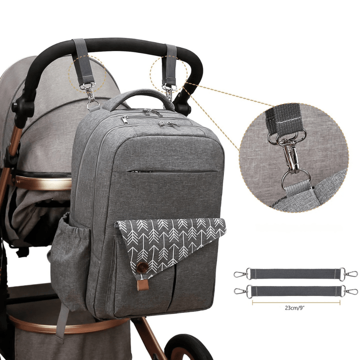 grauer rucksack am kinderwagen befestigt
