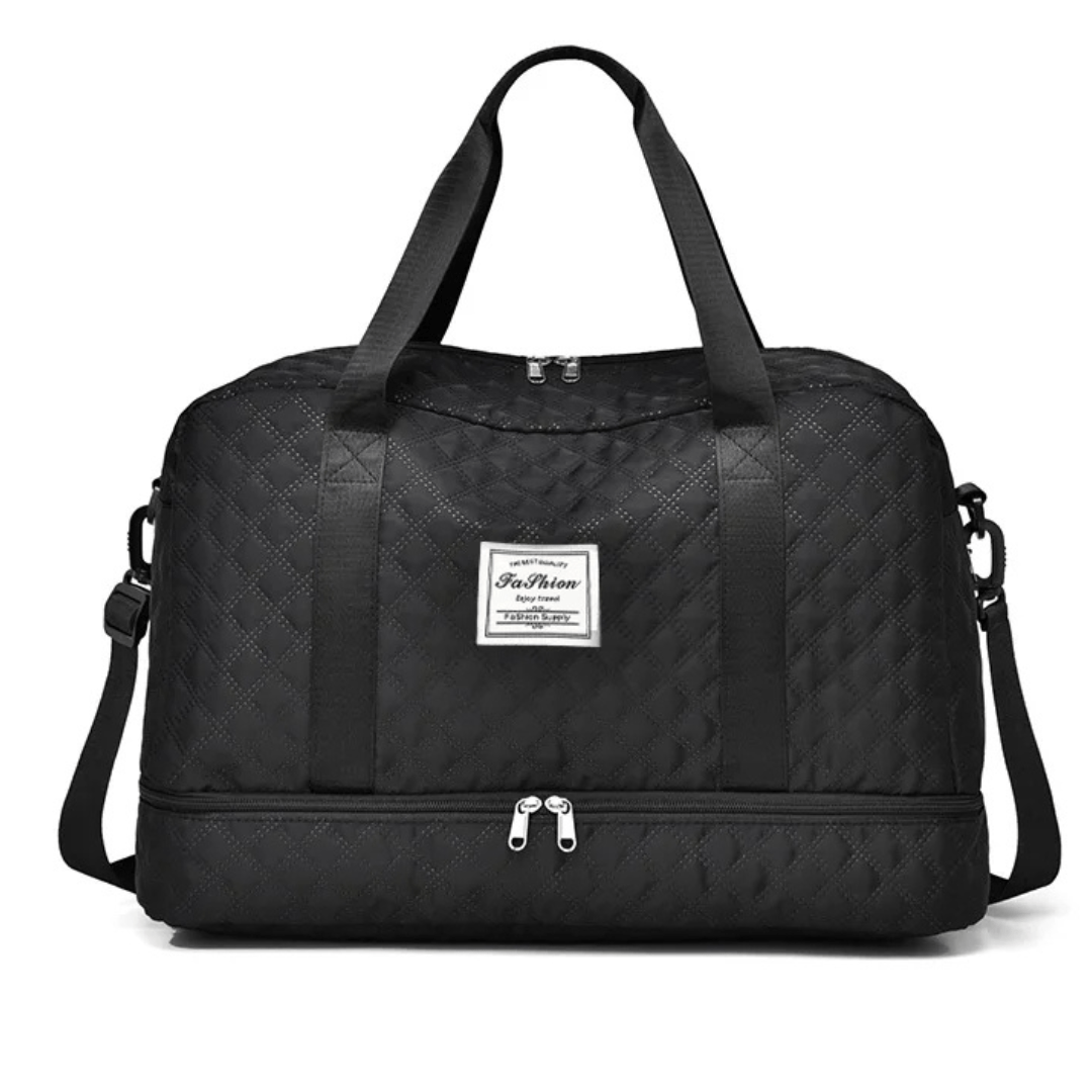 Harper Wickeltasche Schwarz – 45-Grad-Perspektive mit Fronttasche und Griffen