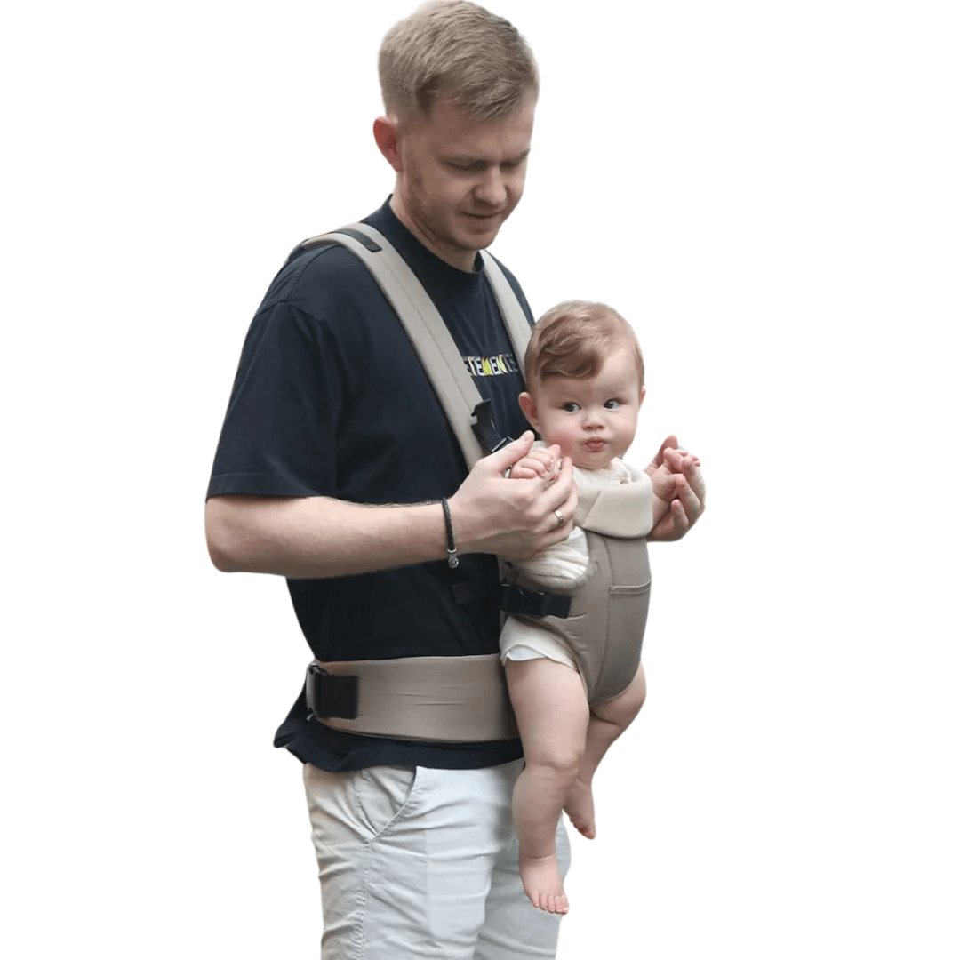 Papa zeigt Trageposition vor dem Bauch mit schwarzer Lacey Babytrage