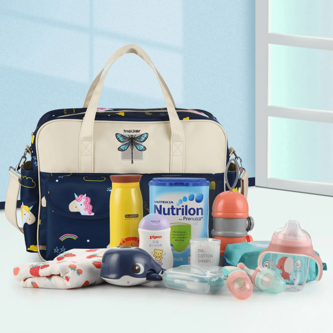 Lillian Wickeltasche Navy – auf Wickeltisch, Reißverschluss weit geöffnet