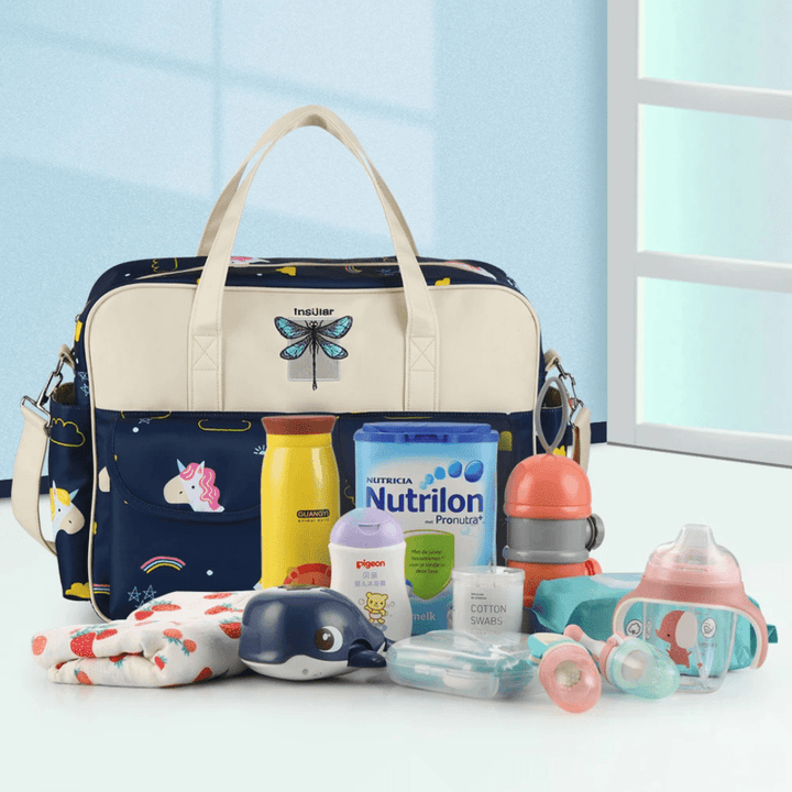 Lillian Wickeltasche Navy – auf Wickeltisch, Reißverschluss weit geöffnet