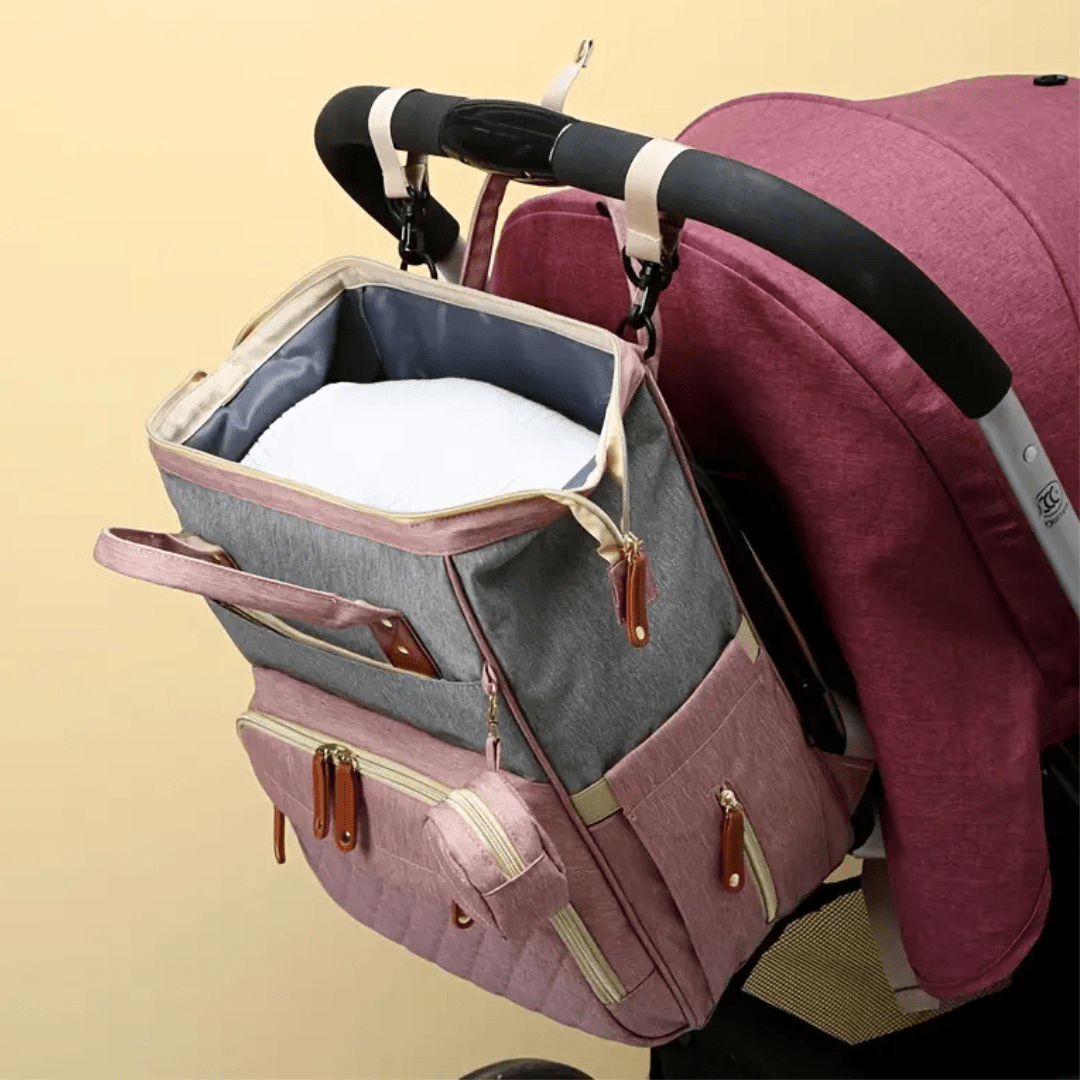geoeffneter grauer wickelrucksack zeigt grossen innenraum