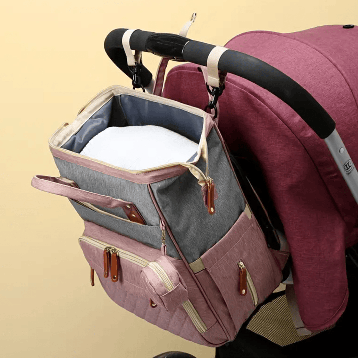 geoeffneter grauer wickelrucksack zeigt grossen innenraum