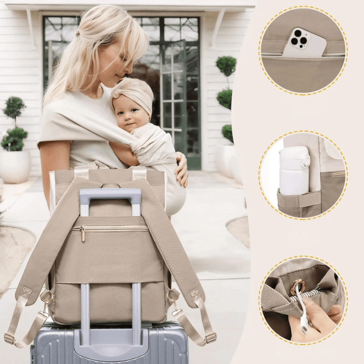 mama schiebt kinderwagen ruht wickelrucksack in park
