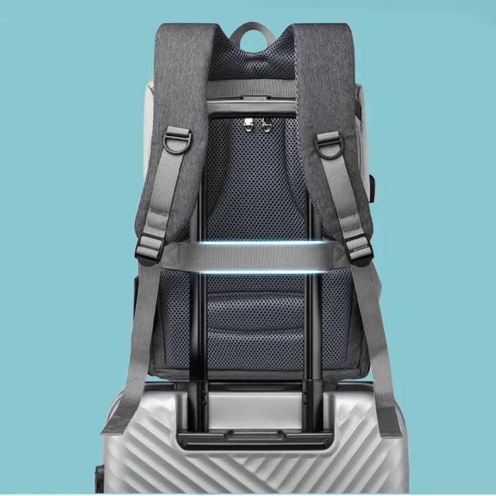 On-the-go: Mutter trägt Robby Rucksack & schiebt Kinderwagen