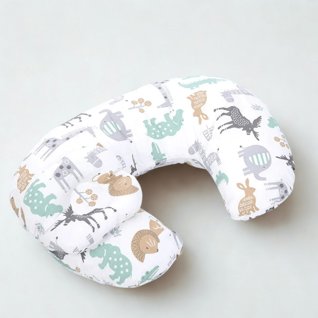 Shelby Stillkissen in Safari-Design (Elefanten, Giraffen, Blätter) auf hellem Hintergrund