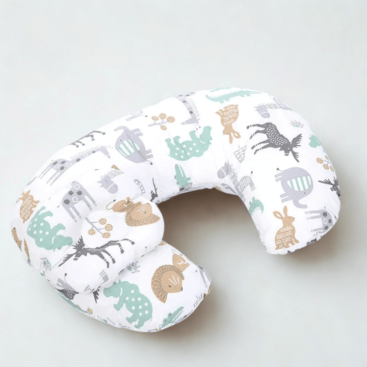 Shelby Stillkissen in Safari-Design (Elefanten, Giraffen, Blätter) auf hellem Hintergrund